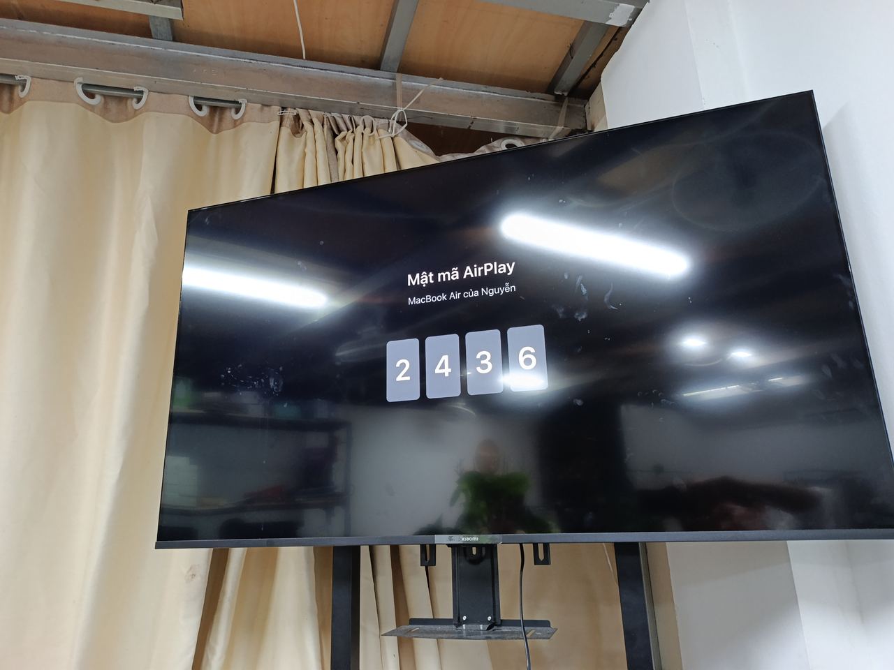 TV trong xưởng may, màn hình chờ kết nối không dây