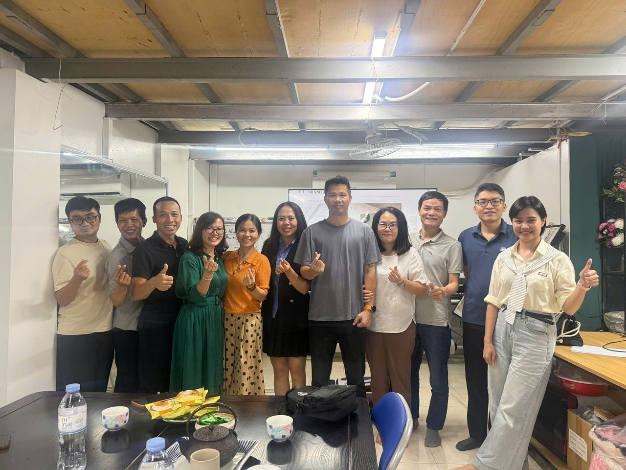 Cả nhóm chụp ảnh chung trước màn hình trình chiếu