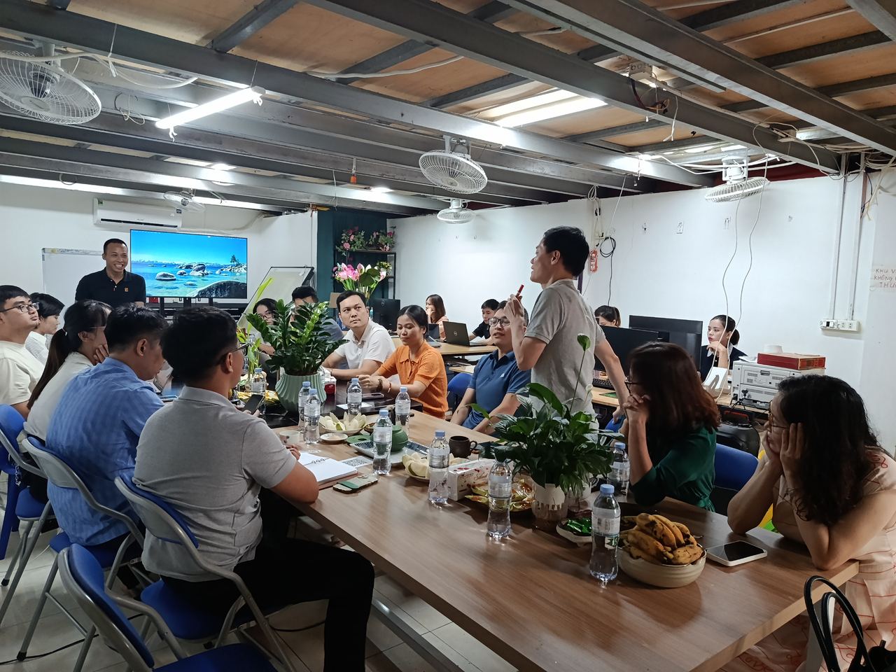 Phòng đông kín người, một người đứng phát biểu