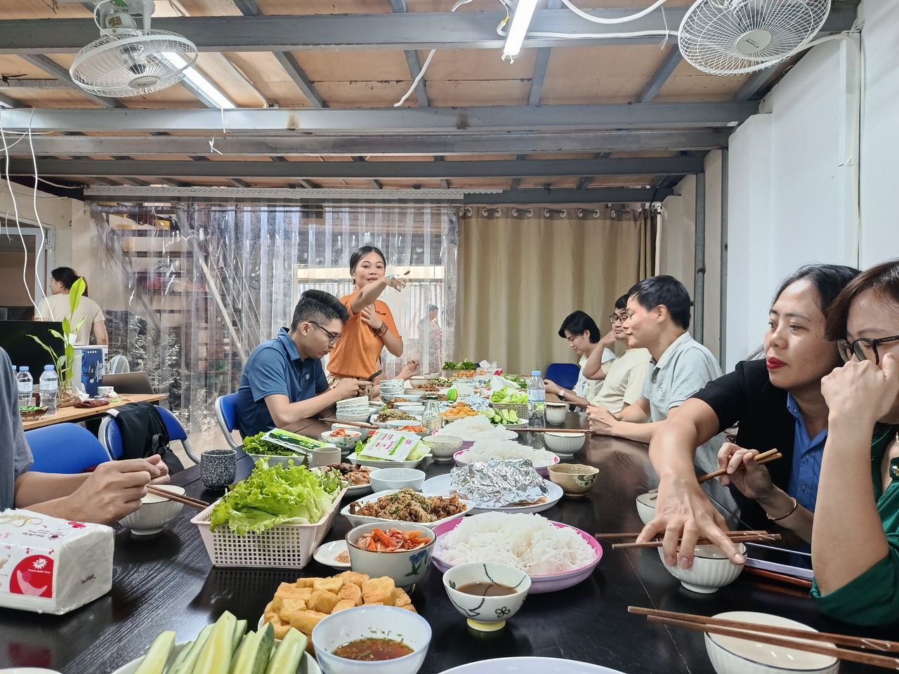Mâm cơm dài, mọi người cùng ăn trưa